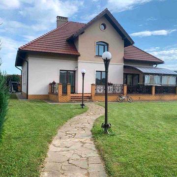 Оренда будинку з великою територією в передмісті