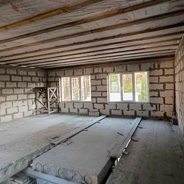 Продам великий будинок на дві родини, напротив лісу, є газ, до Києва 15 хвилин. Кутова ділянка.