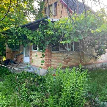Кирпичный дом в лесу с выходом к речке.Все узаконено.