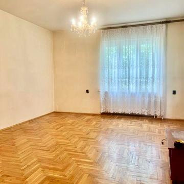 Продаж місткого напівособняка на тихій вулиці