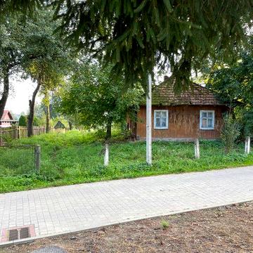 Земельна ділянка з деревʼяним будинком