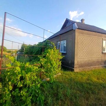 Будинок з господарськими будівлями за 3 км від міста Подільськ