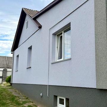Продаж будинку з деревяними елементами оздоблення
