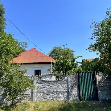 Приватний будинок , газове та пічне опалення , гарне розташування