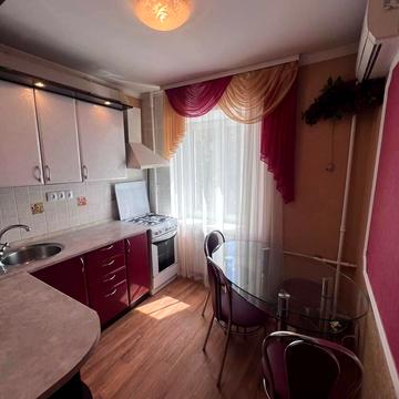 Будівельників вул., 8