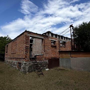Продаж недобудованого будинку з великою приватизованою ділянкою в центрі села