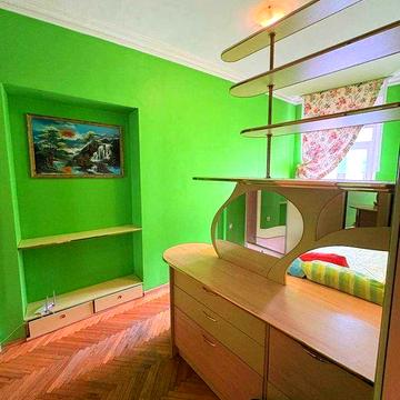 Колоритна двокімнатна квартира в центрі Львова в вікна виходять на МАГУС і вул. Шпитальну. Кімнати роздільні ванна туалет спільні кухня прохідна