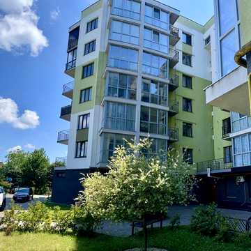 Продаж  великогабаритної  квартири з двома гаражами, окремим входом  та власним укриттям ЖК Затишний двір