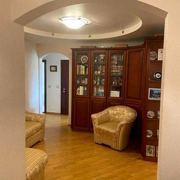 Продам мебльовану 3кім. кв-ру з добротним ремонтом і стильними меблями по Бальзака,55