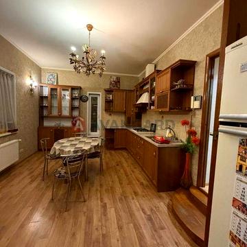 Цегляний будинок у Шевченківському районі
