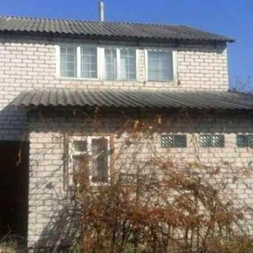 Дача коло річки і лісу