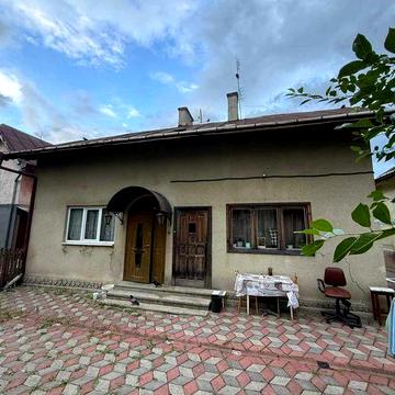 Продається 4-кімнатна квартира з власною земельною ділянкою