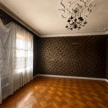 Продаж великого будинку 314 кв.м на Черемушках Своя ділянка 7 соток 2 автономні частини. Гараж, сад, усі комунікації. Для великої сімї