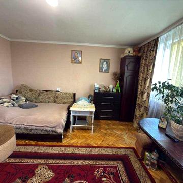 Продаються 2 окремі кімнати в гуртожитку по вул. Володимира Великого.