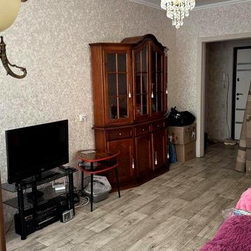 Квартира двокімнатна велика, в центрі, 95 квартал, велика кухня, лоджия, євроремонт. Продам 2х кімнатну від власника.