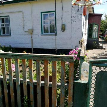 Продасться затишний будинок в селі зі зручностями