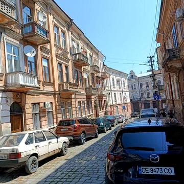 Продаж просторої 4-кімнатної квартири в історичному центрі Чернівців (вул. Переяслівська)