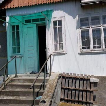 Будинок з господарськими будівлями.