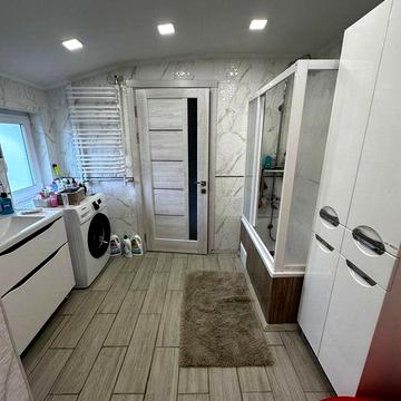 Затишна оселя з двох будинків в тихому селі Карпатах