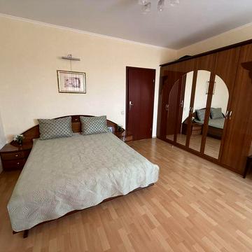 Продаж 2-кімнатноі , вул.Амосова ,4 , заходь і живи !