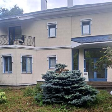 Продаж добротного будинку на 12 сотках землі.