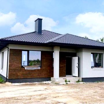 Сучасний будинок з терасою у селі Боратин .