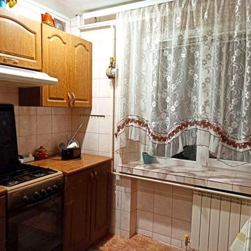Продам 3-к. квартиру (сталинку) в центре с газовым отоплением.