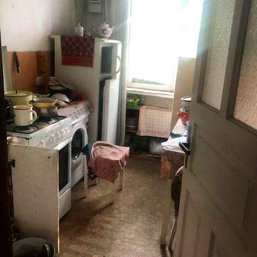 Продається двокімнатна квартира в центрі.