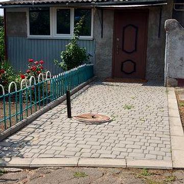 Продається частина будинку ,площею 32.70 кв м,по вулиці Петровського 77 ,кв 3(Шухевича)двір на 2 хазяїна,,поряд з вулицею Київська