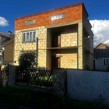 Продається просторий будинок в смт. Тересва