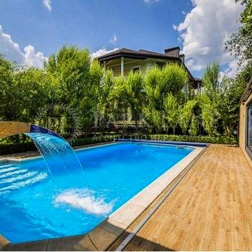 Продам добротний дом в Киеве с бассейном 12 соток.
