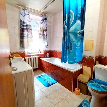 Продам 3 комнатную сталинку . АГВ.Центр