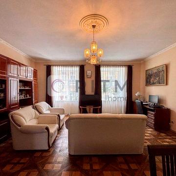 Продаж 3-кімн. квартири 74 м² на вул. Дорошенка з балконом