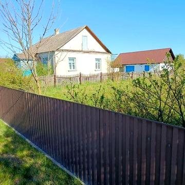 Цегляний будинок з земельною ділянкою та господарськими будівлями