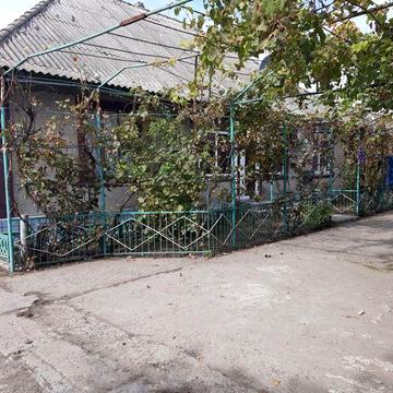 Свет с вокзала! Не выключают,всегда есть.Продам дом -дачу, в городе Арциз!