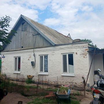 Продам 1/2 будинку. Всі зручності.