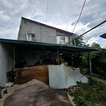 Частина будинка .три жилих приміщення  .гараж.д