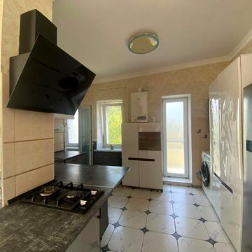 Продаж 2-к квартири з ремонтом в передмісті Києва