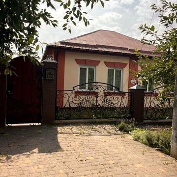 Продаж будинку на два входи з виходом на Павлівський ставок