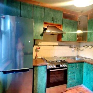 Продам 2х комн квартиру , Новые дома ,Коммунальный рынок 3 мин 1выс/5 с ремонтом, меб.