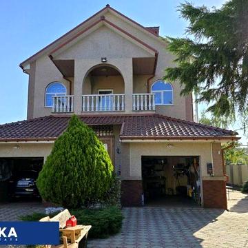 Дом в Леках 238 кв м , 10 соток , четыре спальни , два сан узла , три вида отопления , подвал , два гаража , беседка , зона барбекю , рядом море