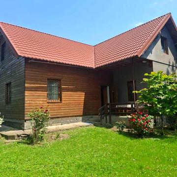 Затишний будинок з каміном та великим садом поблизу Коломиї