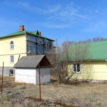 Двоповерховий будинок з господарськими спорудами пл. 303 кв.м (с. Заріччя)