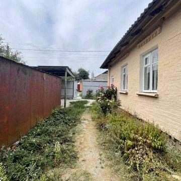 У продажу частина будинку з окремим двором