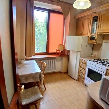 2 кімнатна роздільна квартира, сталінка, відомчий будинок. Катерини Білокур 5/17. м. Звіринецька – 7 хвилин пішки.