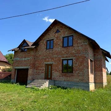Будинок за сучасним проектом в передмісті