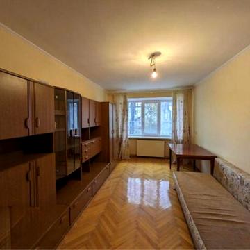 трикімнатна квартира в центральній частині міста в цегляному будинку