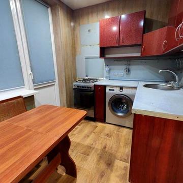Продам 1 комнатная квартира Залютино, двухбалконка.
