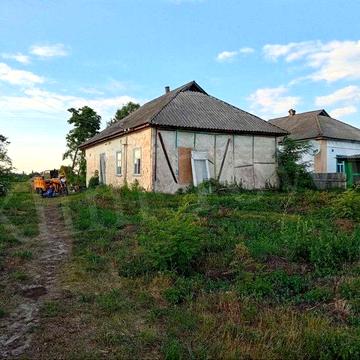 Продається будинок у центрі села з великою земельною ділянкою 60 соток