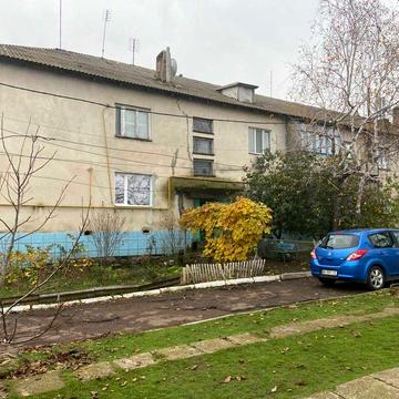 Продам свою 3-к.кв. со всеми удобств. с садом, гаражом, сараем под Одессой